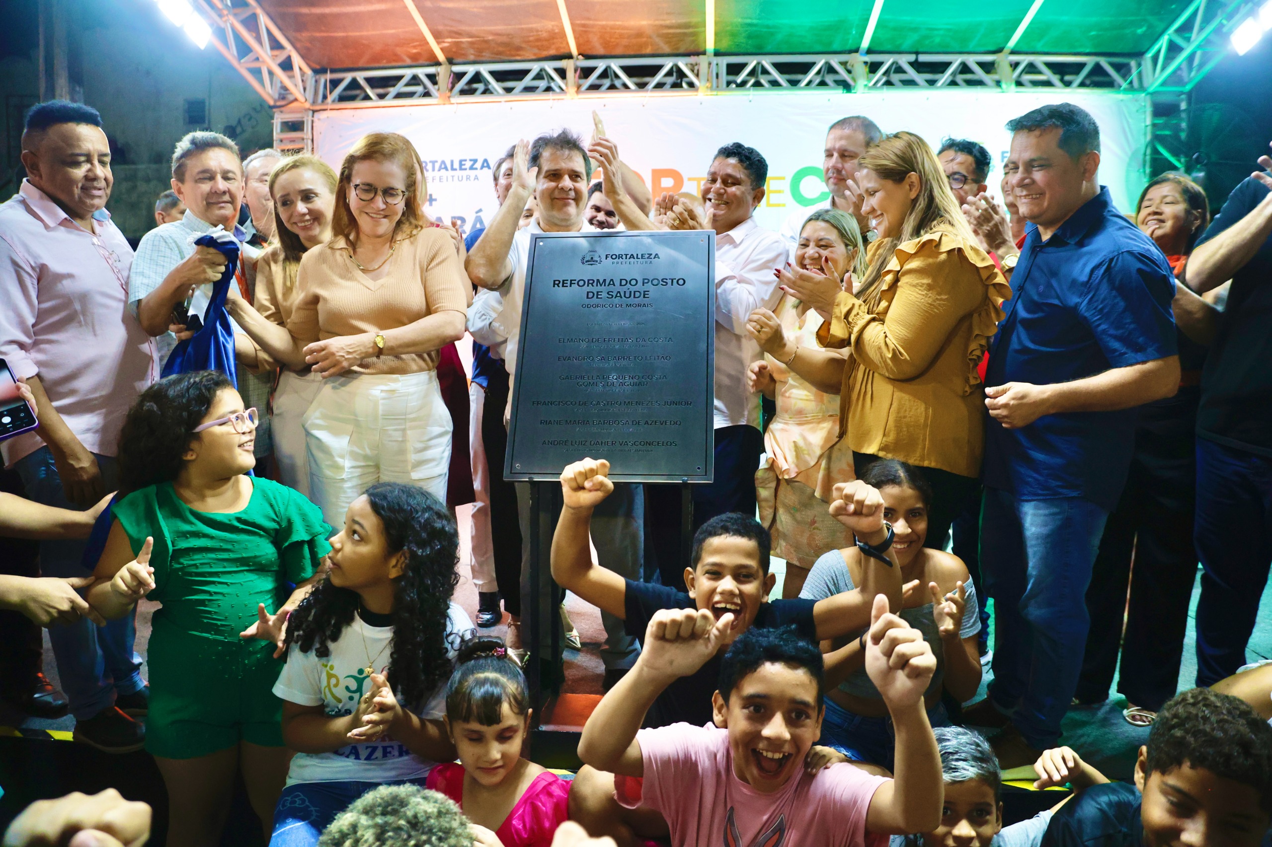 grupo de pessoas posa para a foto